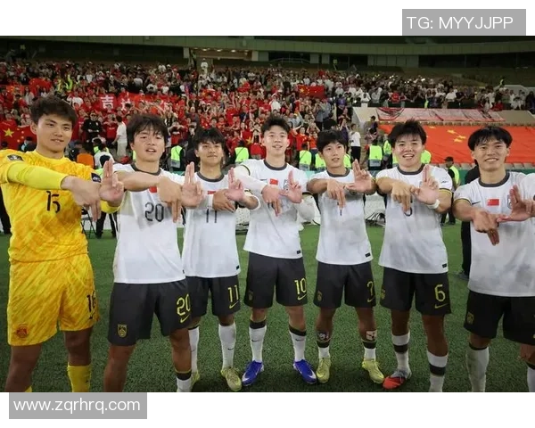 足球球星齐聚一堂激情庆祝共同荣誉彰显团队精神与辉煌成就